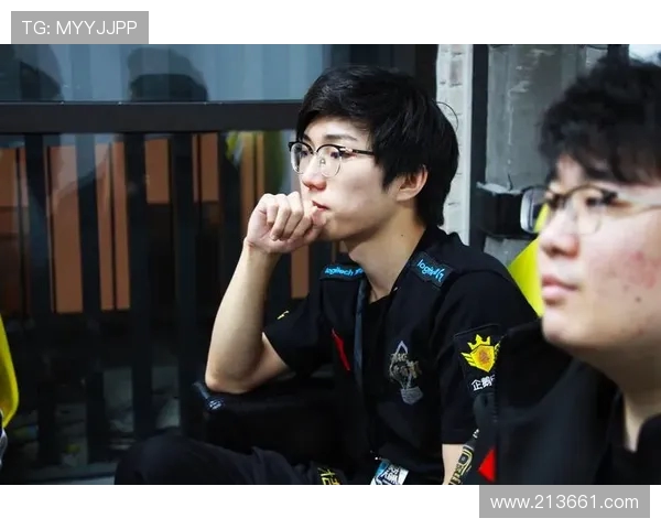 电竞赛事比分实时更新，紧张刺激的对决瞬间呈现，带你全程掌握战况走势